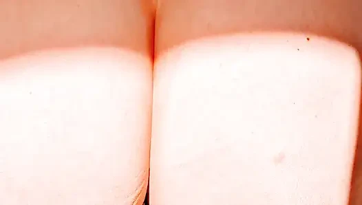 Mamons terangsang menunjukkan fanny dagingnya yang luar biasa.