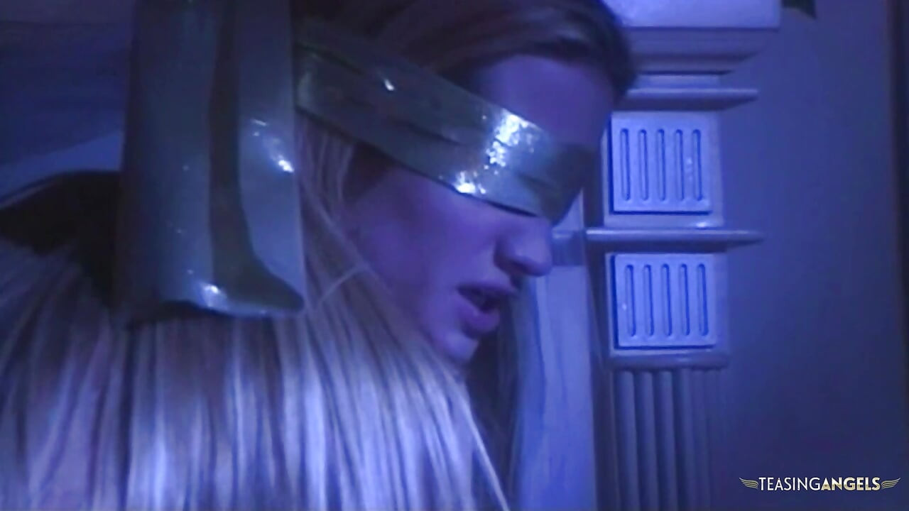 आंखों पर पट्टी बांधकर सुनहरे बालों वाली अजनबी से डॉगी स्टाइल पोजीशन में प्रवेश प्राप्त करती है।