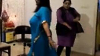 Une tatie indienne danse