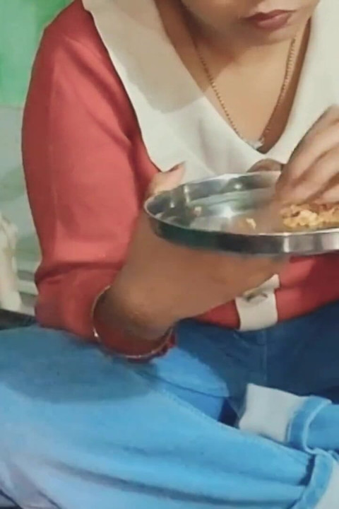 Dever yenge odada tek başına edepsizce konuşmanın tadını çıkarıyor