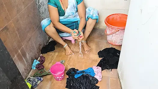 Komal diam-diam menggoyangkan tanah saat melihat payudaranya melakukan binatu kamar mandi.