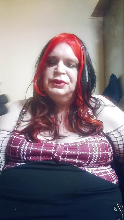 BBW TV talks dirty whilst smoking using a long stemmed cigarette holder