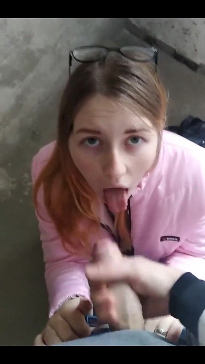 The Girl Sucked at the Entrance and Got Cum in Her Mouth