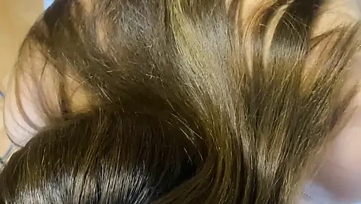 Betrügende milf bekam ihre sexy muschi doggystyle auf dem bett ihres ehemanns gefickt