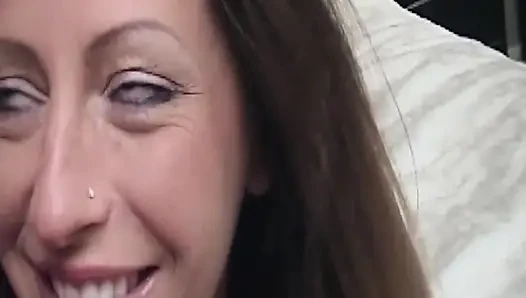 Olgun esmer orta yaşlı seksi kadın büyük yarağı emiyor
