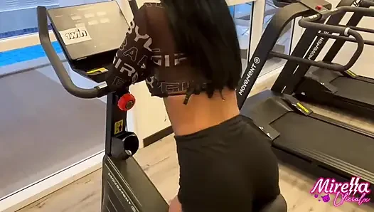 Я — худая силиконированная девушка из Smart Fit