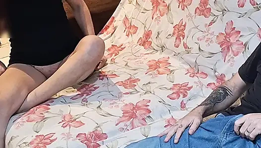 Падчерица без трусиков играет с домино со своим отчимом