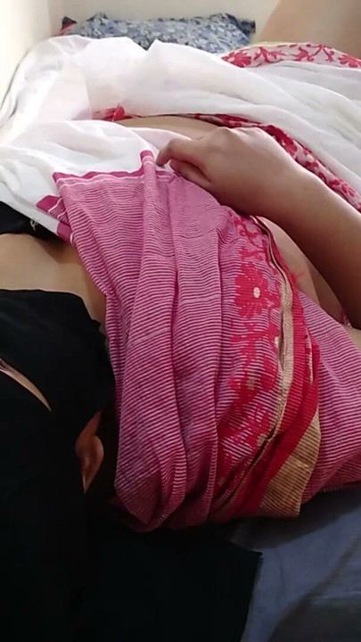 55 yaşındaki desi seksi teyze yatakta gergindi ve duygusal destek için onu siktim - Urduca edepsiz ses ve slav | Klip 1