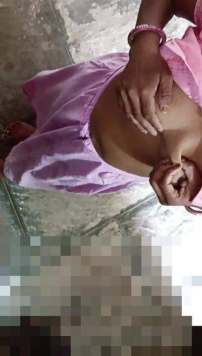 Sauteli bahan apne sagi sautele bhai ke samne Sadi pahankar utaar chut mein ungali dalkar apne sautele bhai se Gand marwane ki Chahat rakhti