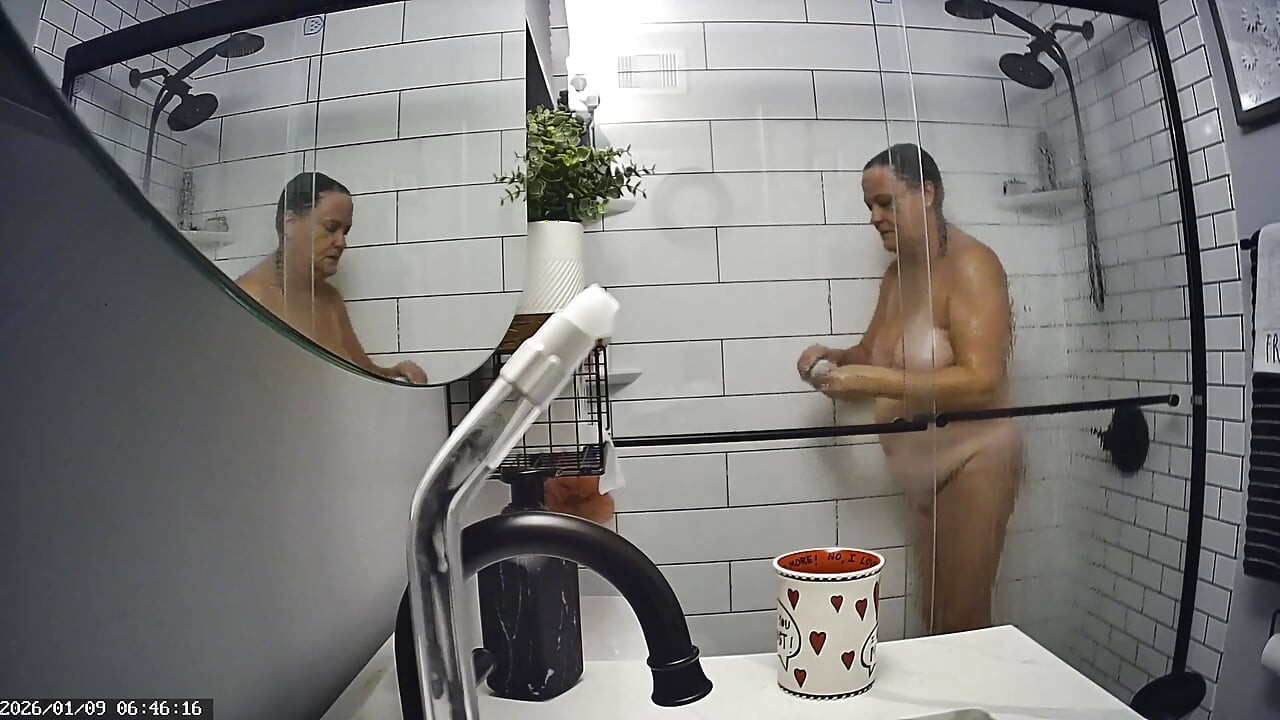 Pani Joanne Tanner prawdziwa publiczna nauczycielka z dużymi piersiami i ciasną ogoloną cipką Odsłaniając się pod prysznicem 01-09-2026