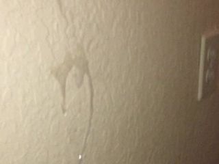 Un mec laisse une énorme noix sur le mur du couloir de l&#39;hôtel