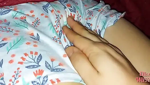 Домашнее видео с моей сводной сестрой в первый раз в ее постели, мы делаем вещи под одеялами