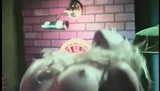 Typ leckt die muschi der blonden schlampe und fistet ihren arsch