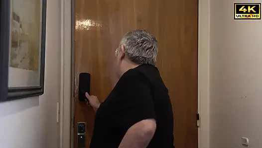 Lynn Scream forgets I'm her husband and gets hooked by the delivery Nicoph Cuckold Real