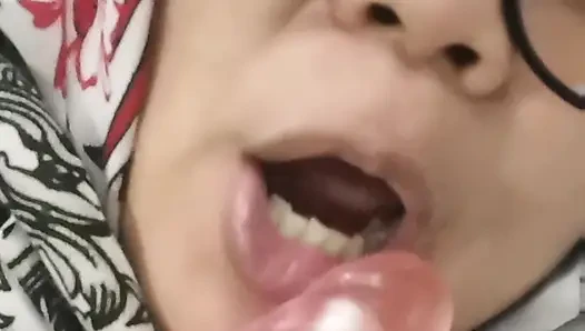 POV: Indonesisches virales mädchen in ihrem zimmer