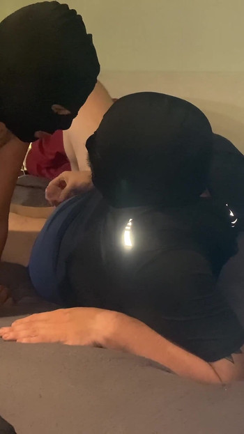 Setiausaha dikongkek dalam pantyhose dan mentega di kaki