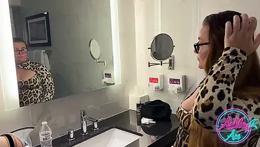 Ashley ace memamerkan memek telanjang dan menghentikannya dengan dingin