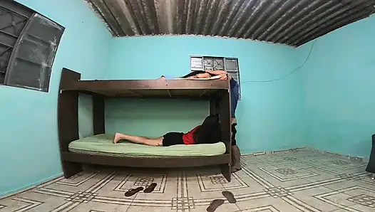 Предательство в двухъярусной кровати, подруга наверху, друг внизу, бойфренд в середине супружеской измены