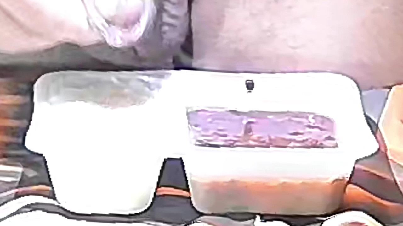 По просьбе, я писсю что-то в свою еду. Я также поправлю.