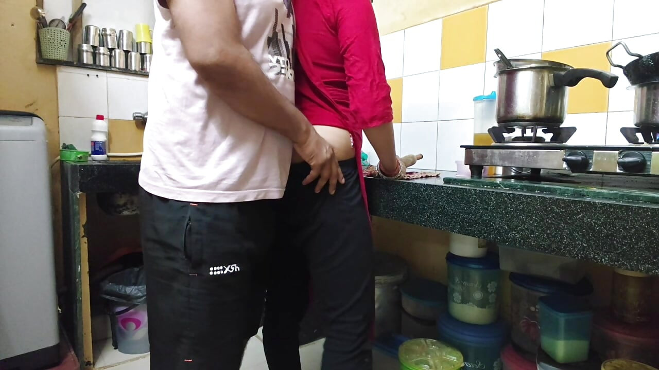 Bhabhi Ko Khana Banane Nhi Diya Devar Ji Ne Kichen Mai Hi Choda(형사 형님 말 안 돼요)