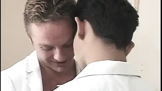 Dua perawat pria biseksual menjadi nakal dengan cewek muda di dokter