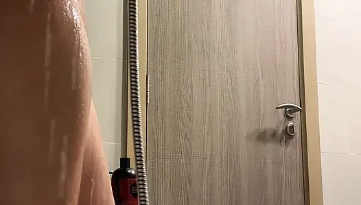 Интимное бритье в ванне