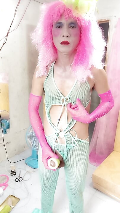 Transgender Oanh Le v sexy oblečení prožívá příliš velké potěšení