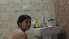 Puja fa il bagno in doccia