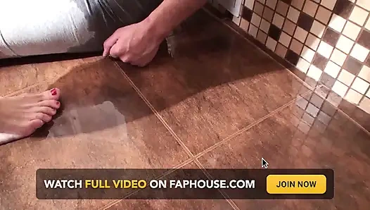 Pissend aromatisierte high heels, fußfetisch