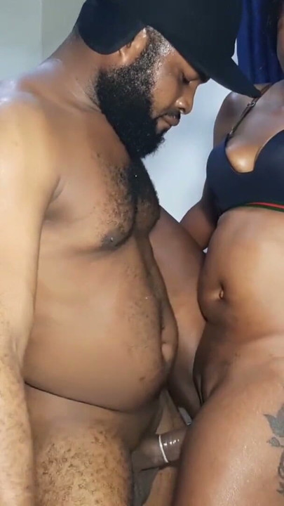 Η Ebony Milf επέλεξε να σταθεί στο κρεβάτι για να δεχτεί το μεγάλο πούτσο του Krissyjoh για περισσότερη απόλαυση | Απόσπασμα 2