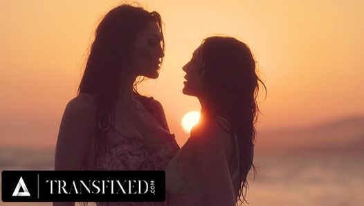 Transfixed - sexy Tori Easton neukt hete babe hard in bikini na het genieten van de zonsondergang