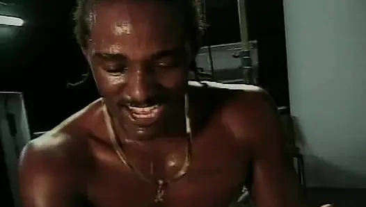 Милфа с большими сиськами скачет на большом черном члене до камшота на лицо