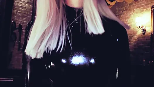 Ateşli domina eva lateks yarakla oynuyor cbt oyuncakları bdsm sapık kadın egemenliği fetiş orta yaşlı seksi olgun sahibe sarışın