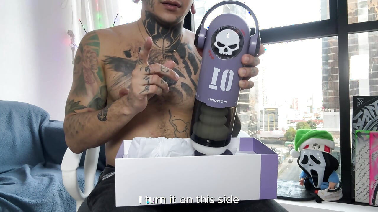 O demônio gigante brinca com seu novo brinquedo até ele ejacular