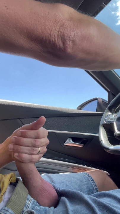 BeENJoY - Hun holder øje med mig, da hun sætter sig ind i sin bil. Hun kiggede flere gange, inden hun forlod parkeringspladsen | Klip 1