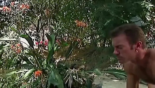 Tante seksi rambut pirang rosebud menggoda setelah seks anal intens