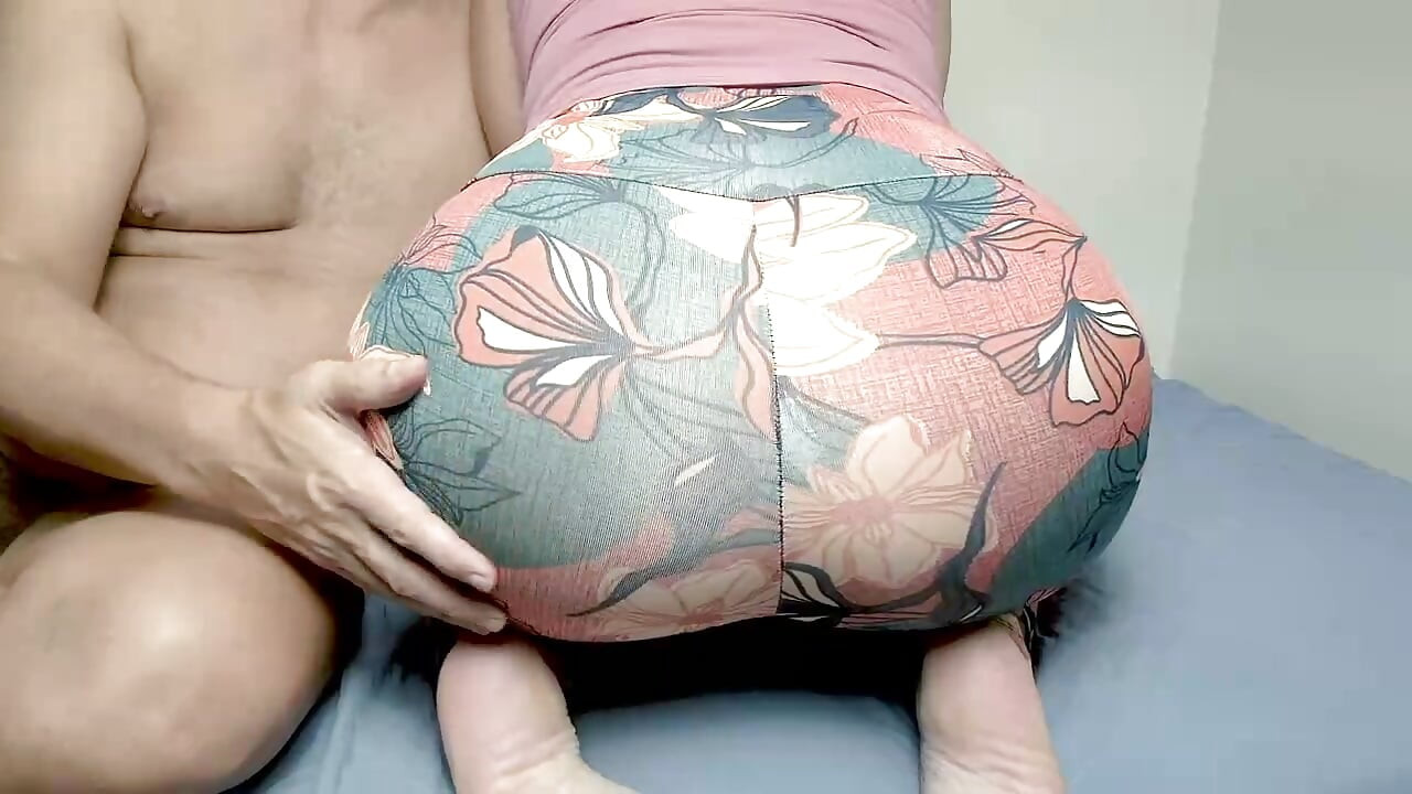 She Wears Tight Leggings to Show off Her Curves in Public Chat.