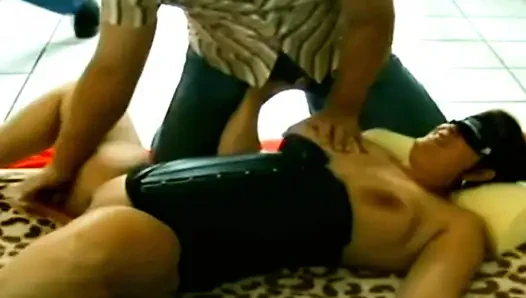 Pelacur Prancis gemuk dientot habis-habisan di seks threesom hot