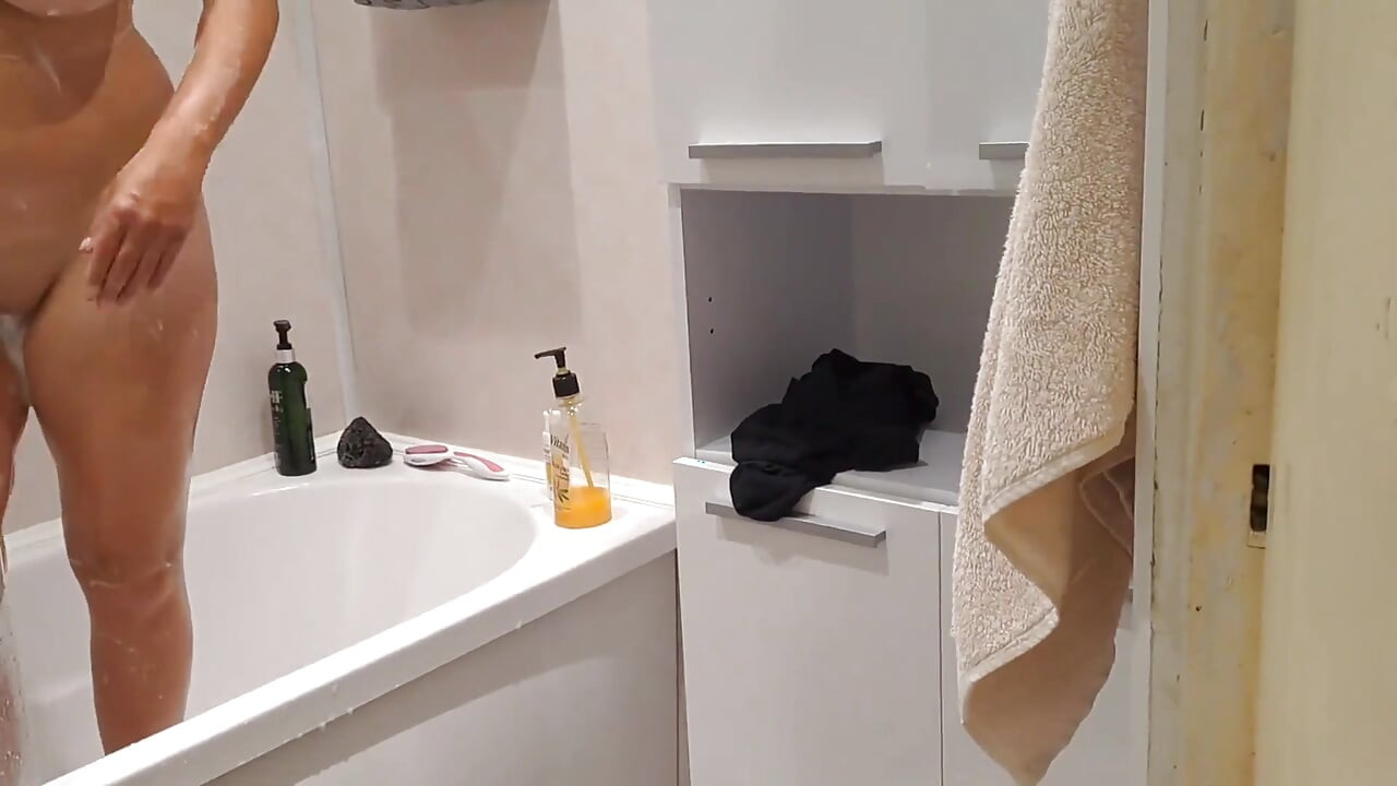 Genç üvey kız kardeşimi arıyorum ve mastürbasyon