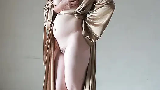 ÜPPIGES INDISCHES MÄDCHEN, HAT DAS BAD BEENDET UND SOGAR IN EINEM GELBEN SATIN-KIMONO MASTURBIERT.
