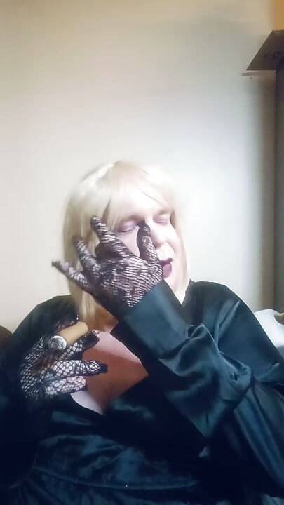 La BBW à la télé parle de faire une pipe enfumée mais avec un cigare