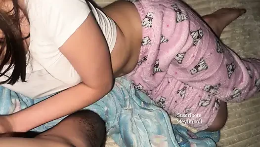 Wanita Meksiko dengan piyama meniduri saudara tiri alih-alih pacar