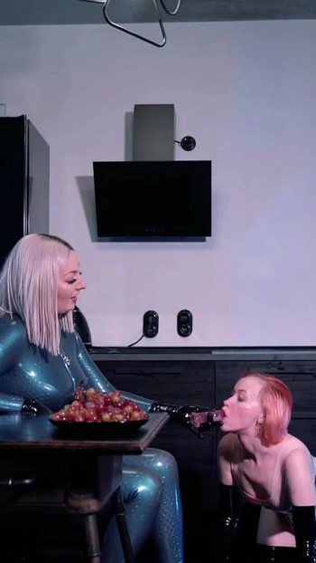 Αξέχαστη στιγμή από το "Humiliation and Facefuck with Strapon, Lesbian Femdom"