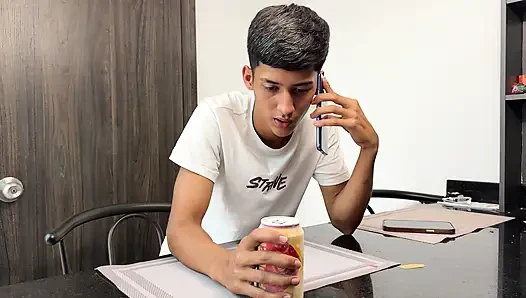 Arkadaşlarımla şişe oyunu tamamen kontrolden çıktı ve azgın bir dörtlü seks yaptık