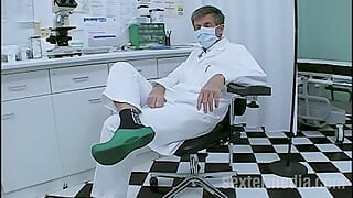 Pišanje pička Kara piša i jebe se u liječničkoj ordinaciji