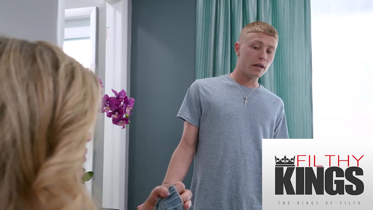 我的继母变得非常饥渴，我不得不狠狠地操她