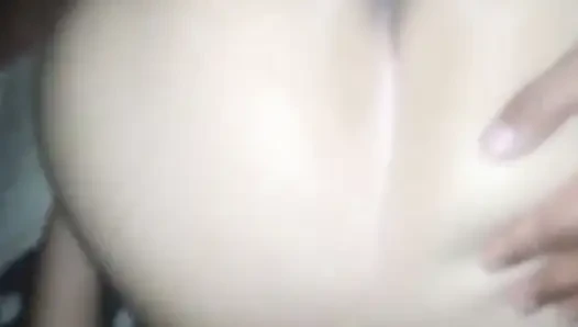 Emmeye başladım ve domalarak sikilmeyi bitirdim, göte boşalma