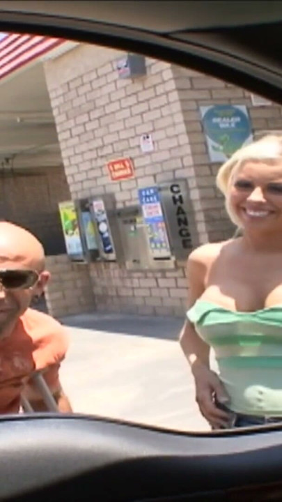Busty üvey britney amber olduğunu bir sıcak civciv ile mükemmel memeler | Klip 1