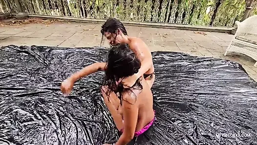 Üç tatlı kızın süper yağ kavgası