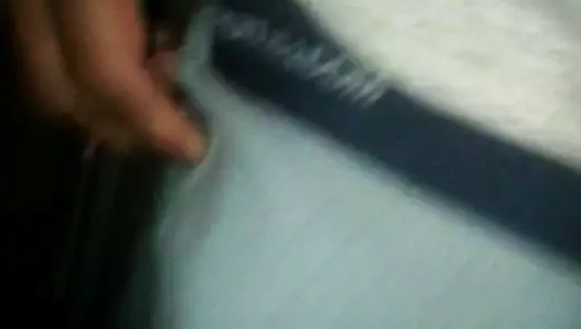 Me toco con mi calzonsito de satin blanco
